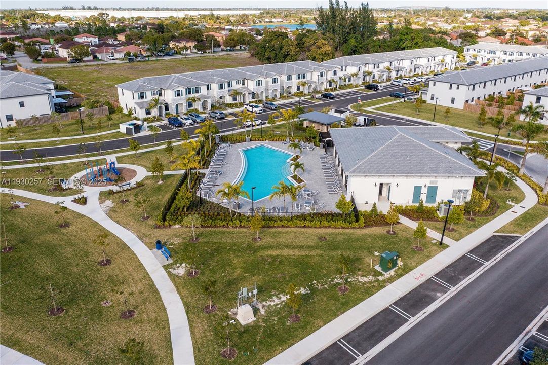 На продажу: $382,000 (3 спален, 3 ванн, 1328 Квадратных фут)