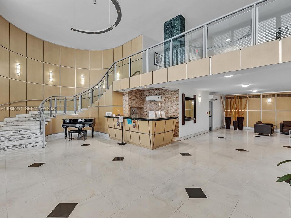 For Sale: $295,000 (1 beds, 1 baths, 910 Square Feet)