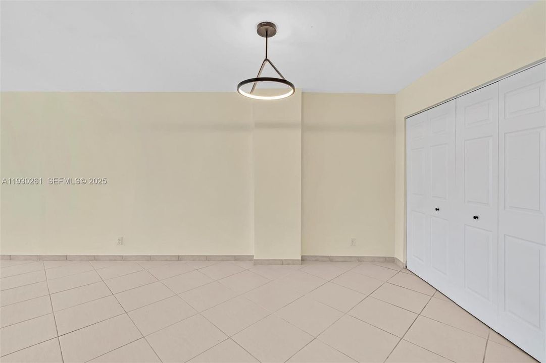 For Sale: $295,000 (1 beds, 1 baths, 910 Square Feet)
