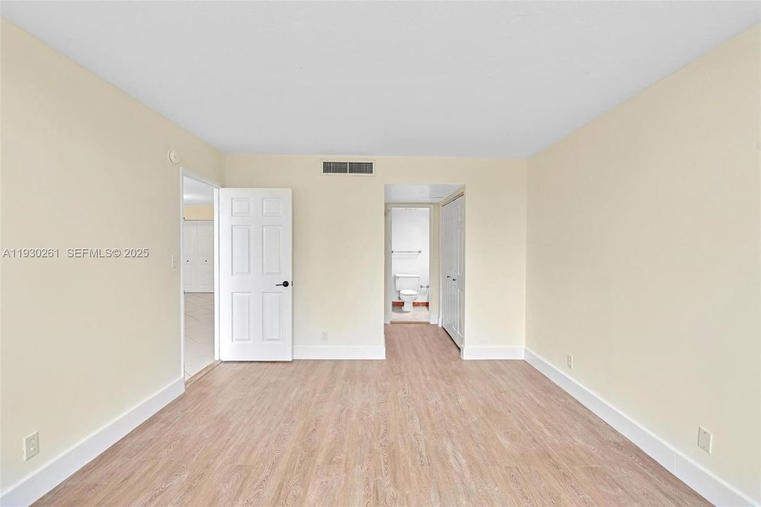 For Sale: $295,000 (1 beds, 1 baths, 910 Square Feet)