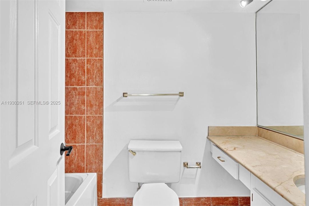 For Sale: $295,000 (1 beds, 1 baths, 910 Square Feet)