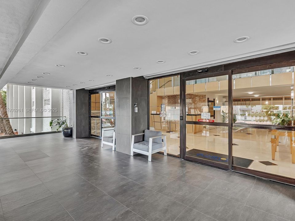 For Sale: $295,000 (1 beds, 1 baths, 910 Square Feet)