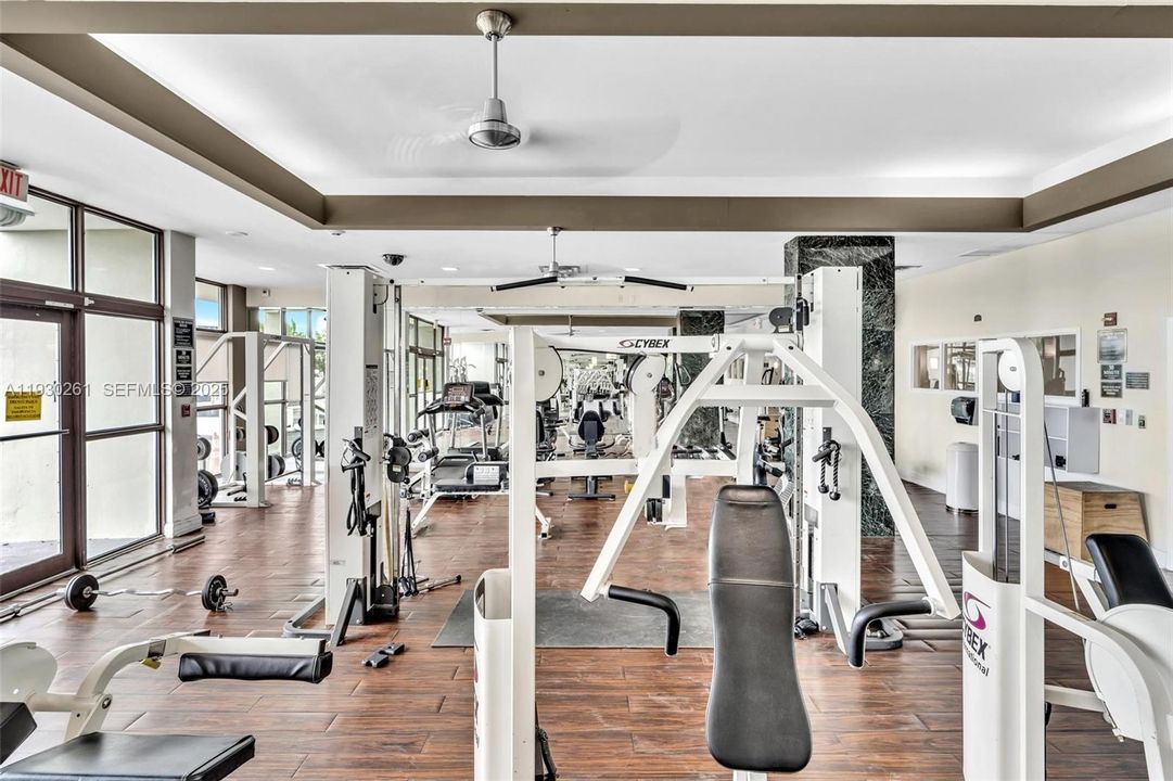 For Sale: $295,000 (1 beds, 1 baths, 910 Square Feet)