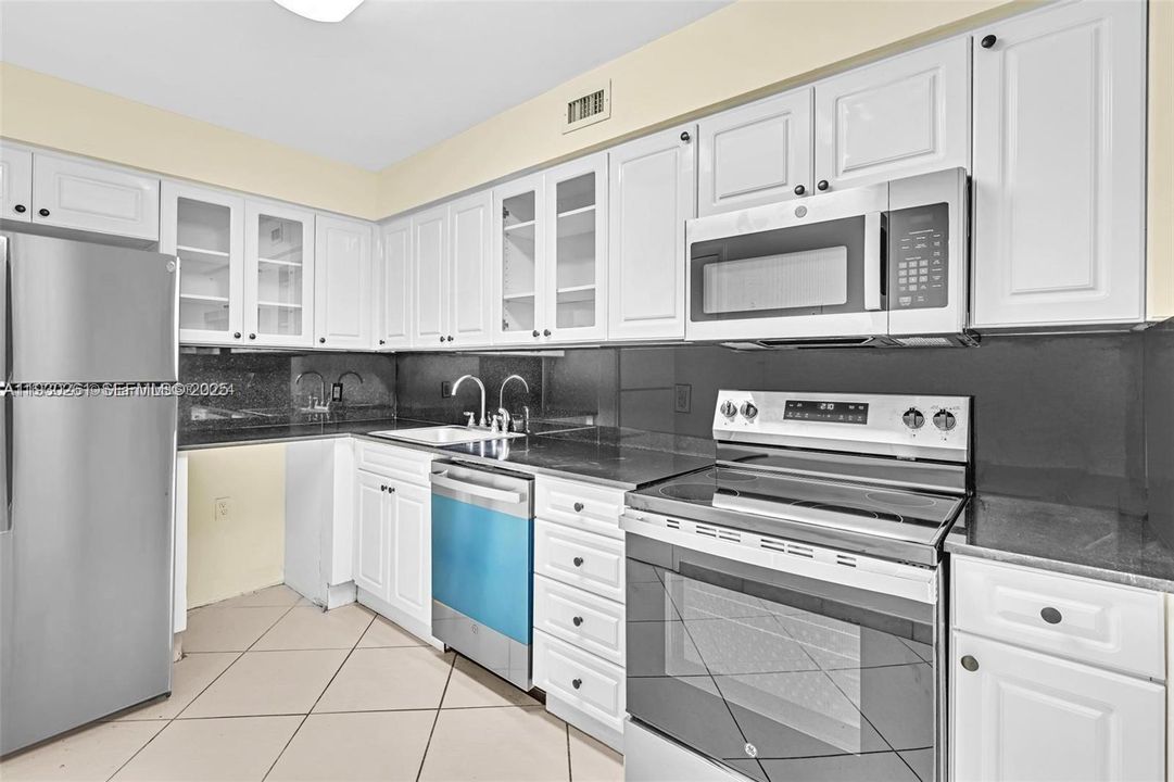 For Sale: $295,000 (1 beds, 1 baths, 910 Square Feet)
