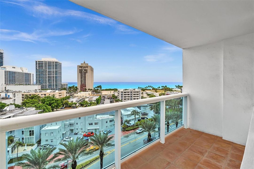 For Sale: $295,000 (1 beds, 1 baths, 910 Square Feet)