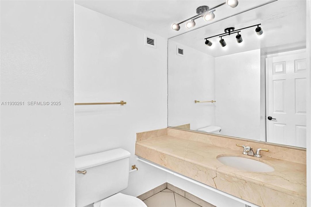 For Sale: $295,000 (1 beds, 1 baths, 910 Square Feet)