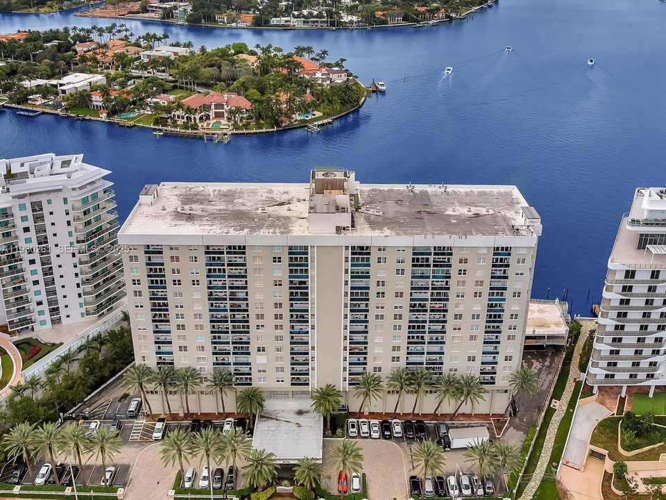 For Sale: $295,000 (1 beds, 1 baths, 910 Square Feet)