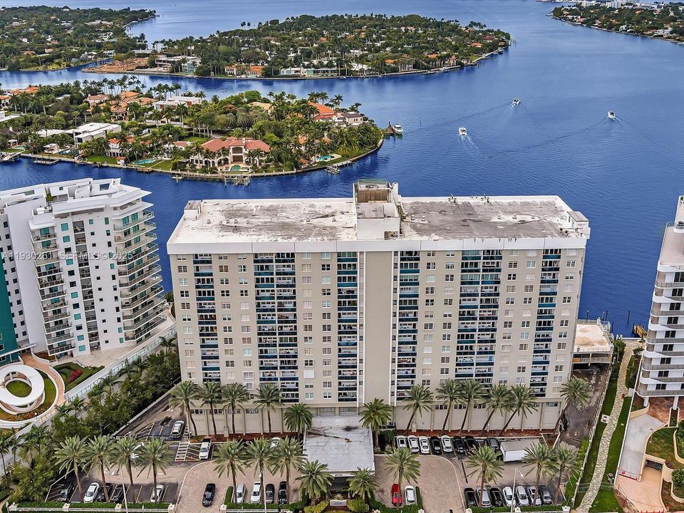 For Sale: $295,000 (1 beds, 1 baths, 910 Square Feet)