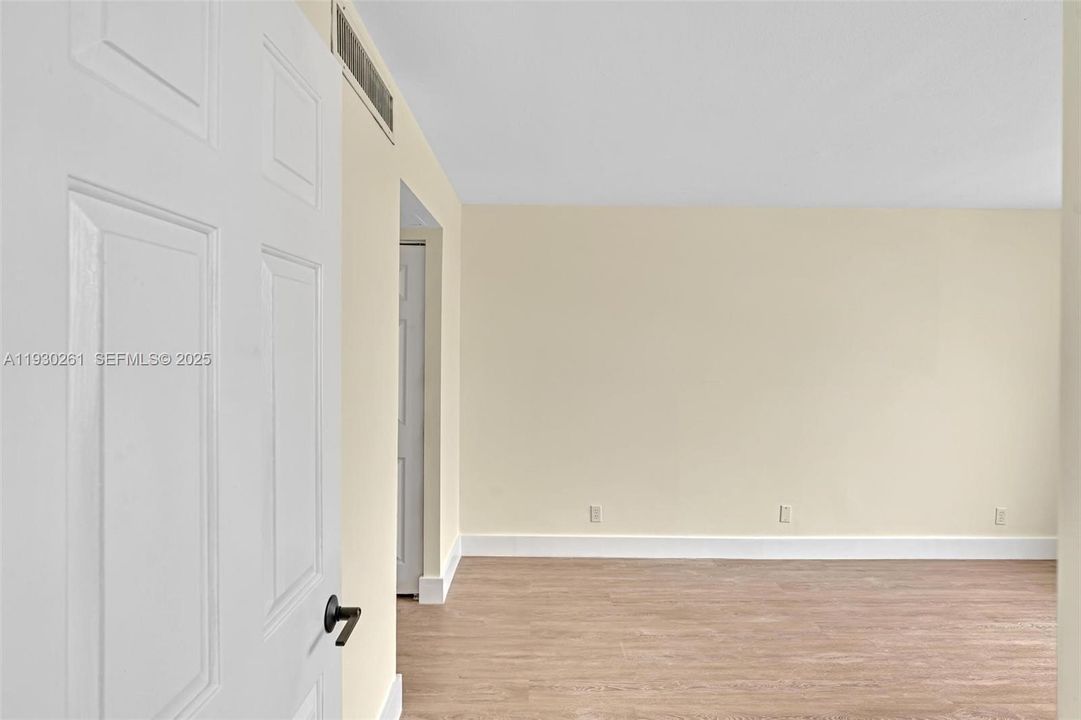 For Sale: $295,000 (1 beds, 1 baths, 910 Square Feet)