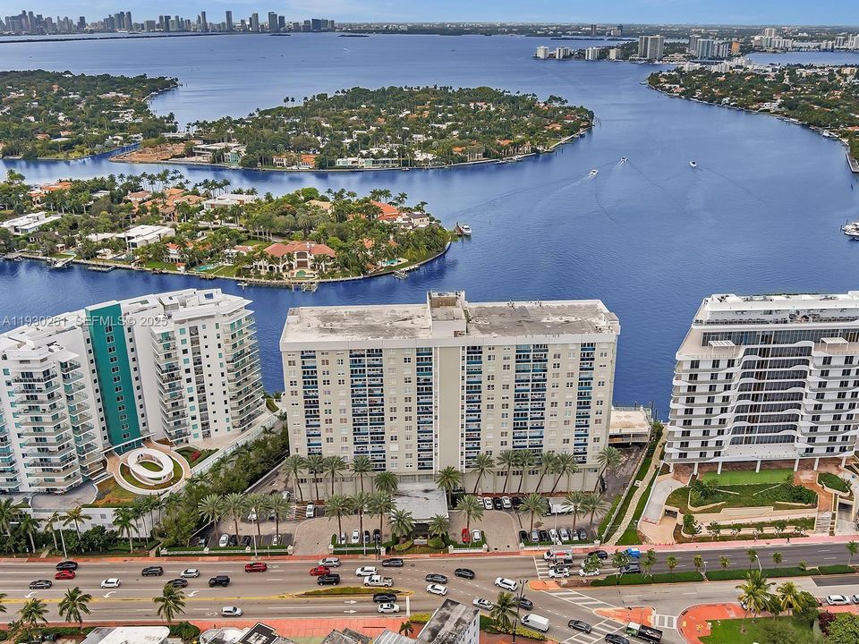 For Sale: $295,000 (1 beds, 1 baths, 910 Square Feet)