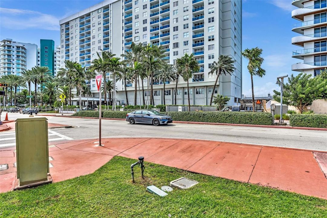 For Sale: $295,000 (1 beds, 1 baths, 910 Square Feet)