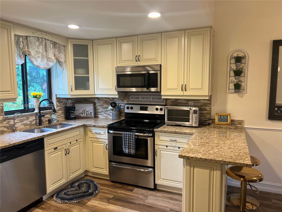 На продажу: $298,500 (2 спален, 2 ванн, 870 Квадратных фут)