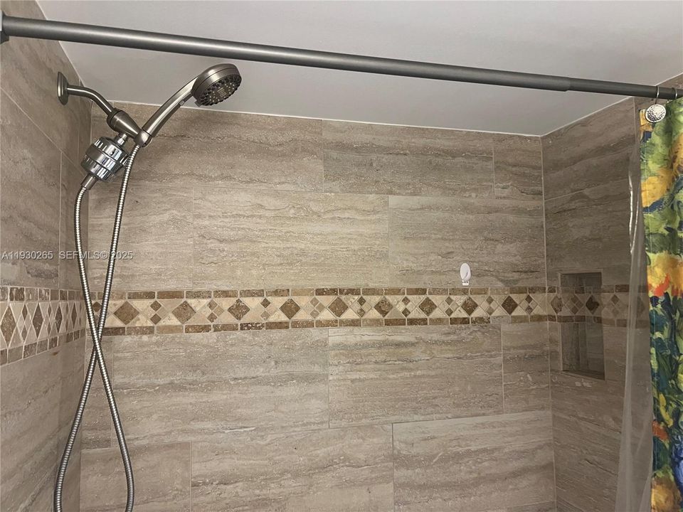 На продажу: $298,500 (2 спален, 2 ванн, 870 Квадратных фут)