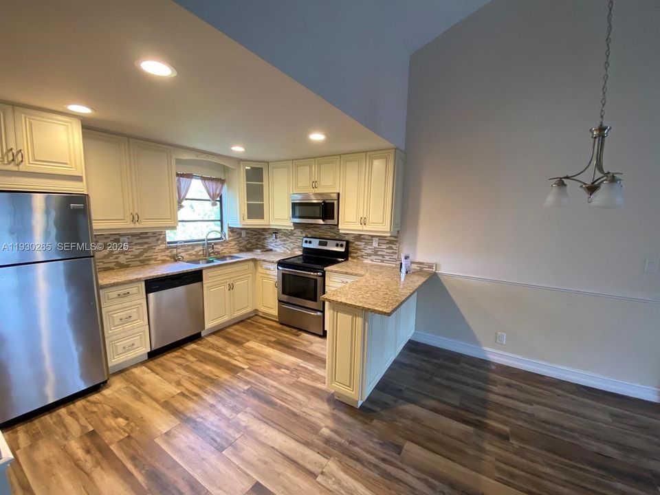 For Sale: $298,500 (2 beds, 2 baths, 870 Square Feet)