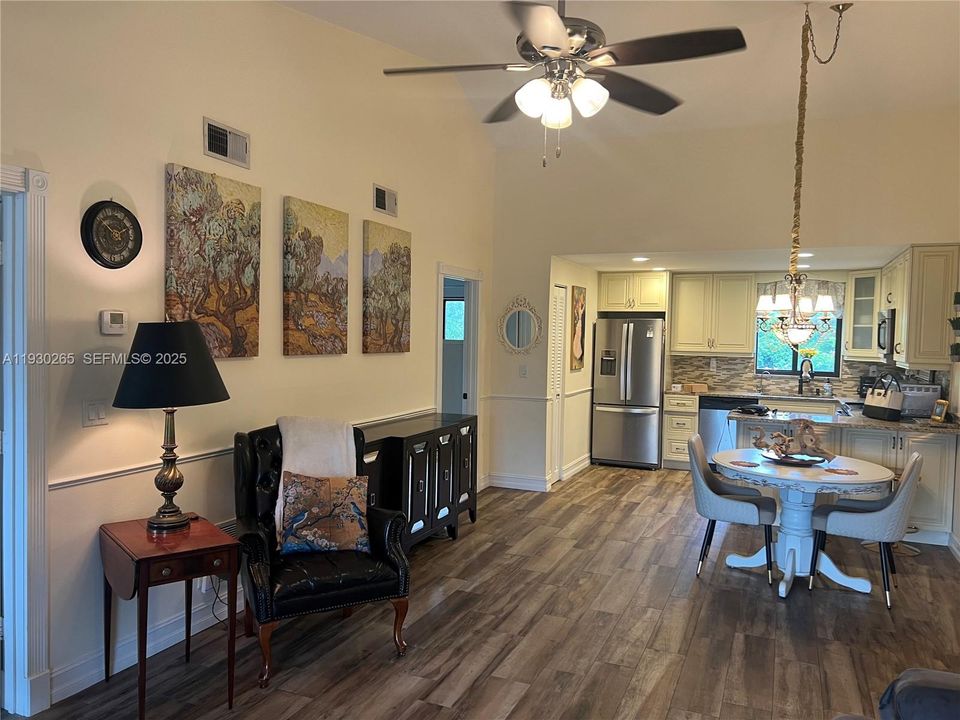 На продажу: $298,500 (2 спален, 2 ванн, 870 Квадратных фут)