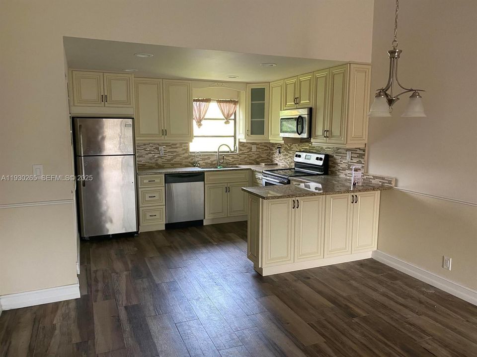 For Sale: $298,500 (2 beds, 2 baths, 870 Square Feet)