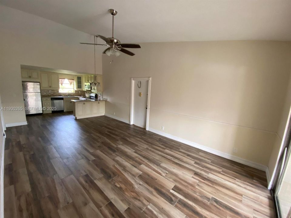 For Sale: $298,500 (2 beds, 2 baths, 870 Square Feet)