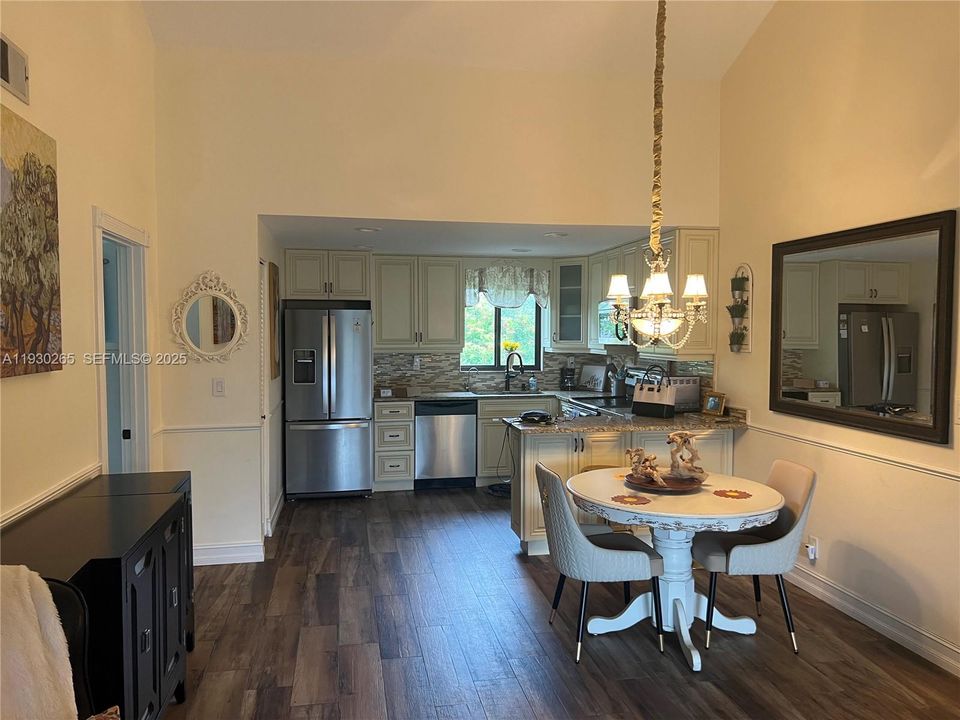 На продажу: $298,500 (2 спален, 2 ванн, 870 Квадратных фут)