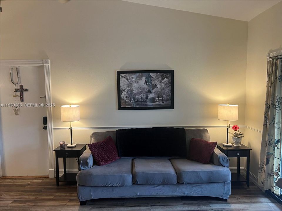 На продажу: $298,500 (2 спален, 2 ванн, 870 Квадратных фут)