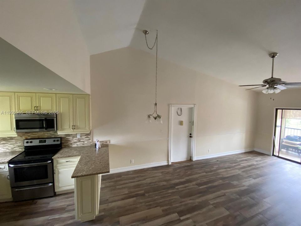 For Sale: $298,500 (2 beds, 2 baths, 870 Square Feet)