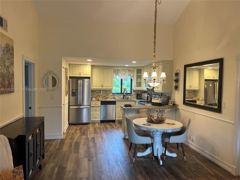 На продажу: $298,500 (2 спален, 2 ванн, 870 Квадратных фут)