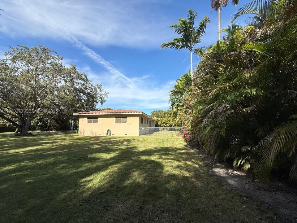 待售: $1,899,000 (0.25 acres)