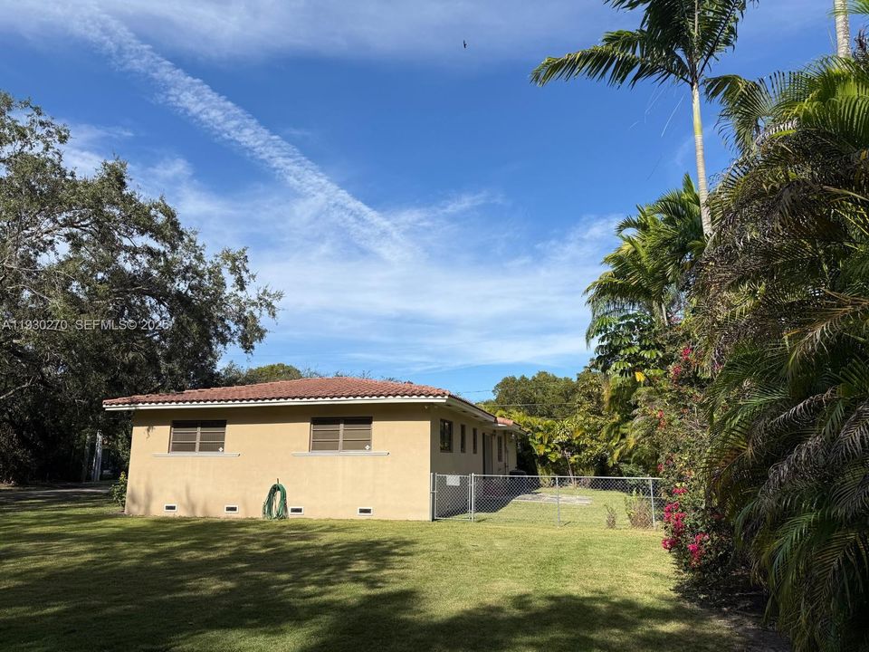 待售: $1,899,000 (0.25 acres)