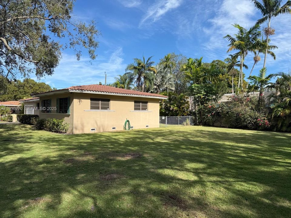 待售: $1,899,000 (0.25 acres)