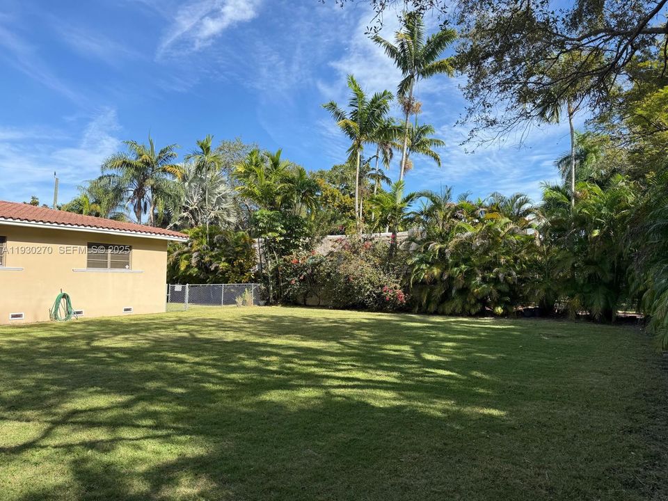 待售: $1,899,000 (0.25 acres)