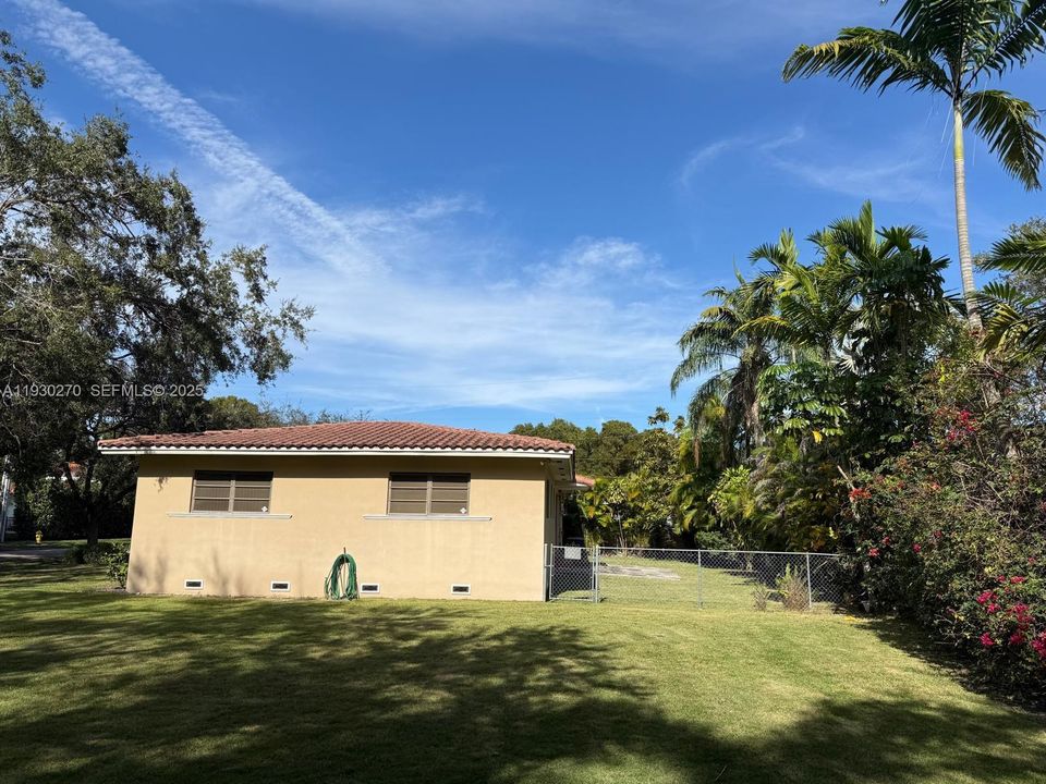 待售: $1,899,000 (0.25 acres)