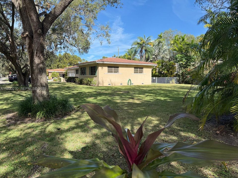 待售: $1,899,000 (0.25 acres)