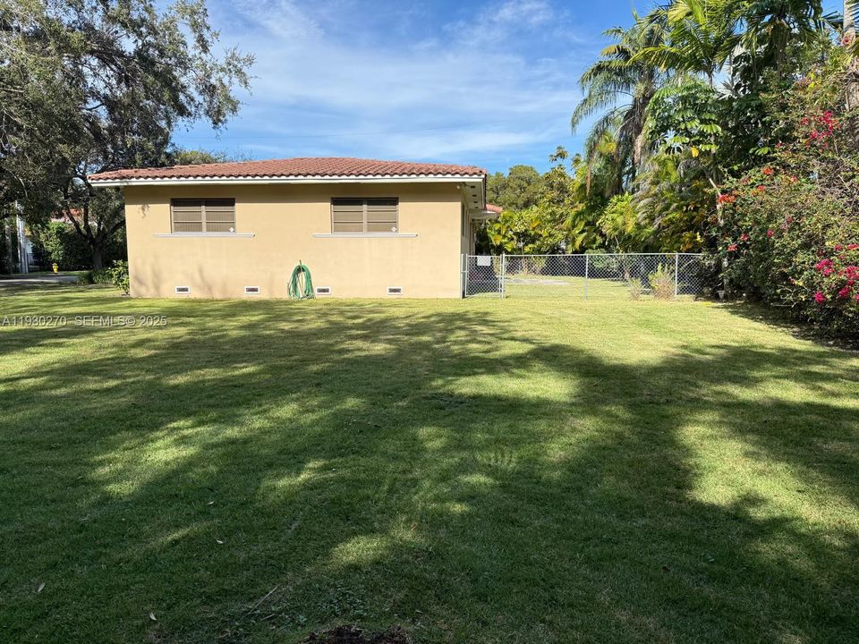 待售: $1,899,000 (0.25 acres)