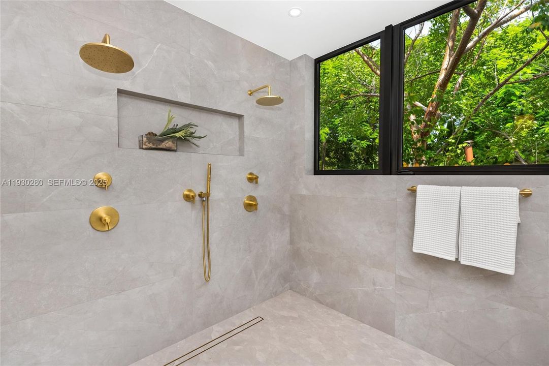 For Rent: $35,000 (5 beds, 5 baths, 4197 Square Feet)