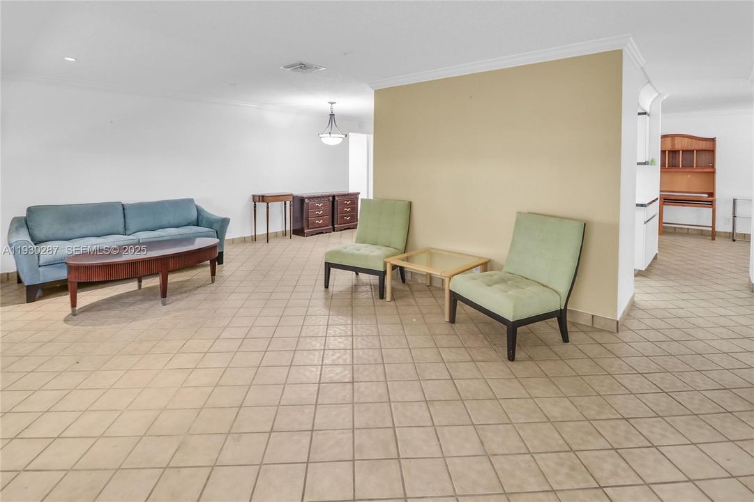 For Sale: $325,000 (2 beds, 2 baths, 1560 Square Feet)