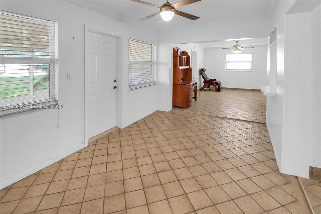 For Sale: $325,000 (2 beds, 2 baths, 1560 Square Feet)
