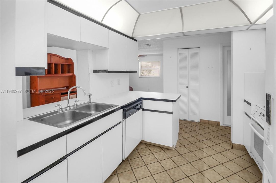 For Sale: $325,000 (2 beds, 2 baths, 1560 Square Feet)