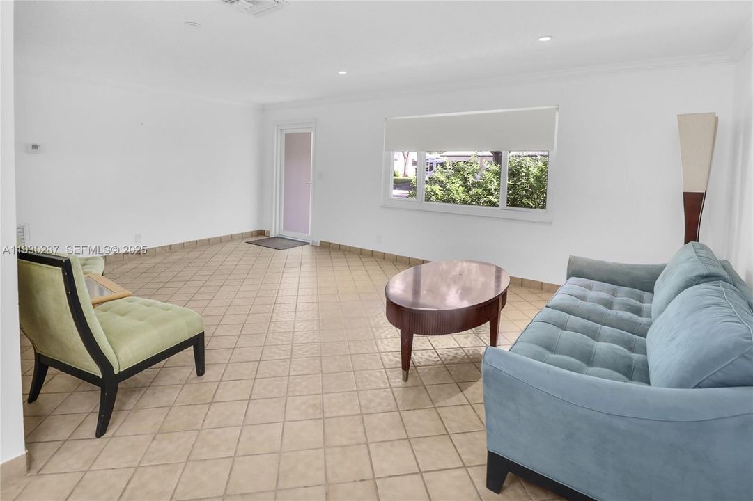 For Sale: $325,000 (2 beds, 2 baths, 1560 Square Feet)