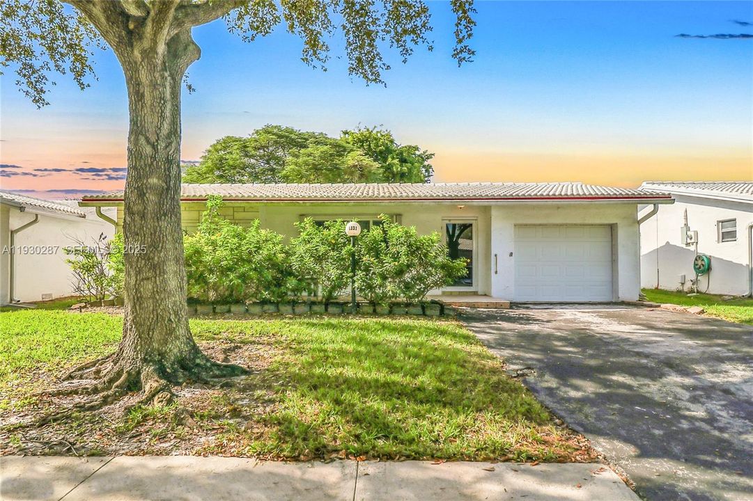 For Sale: $325,000 (2 beds, 2 baths, 1560 Square Feet)