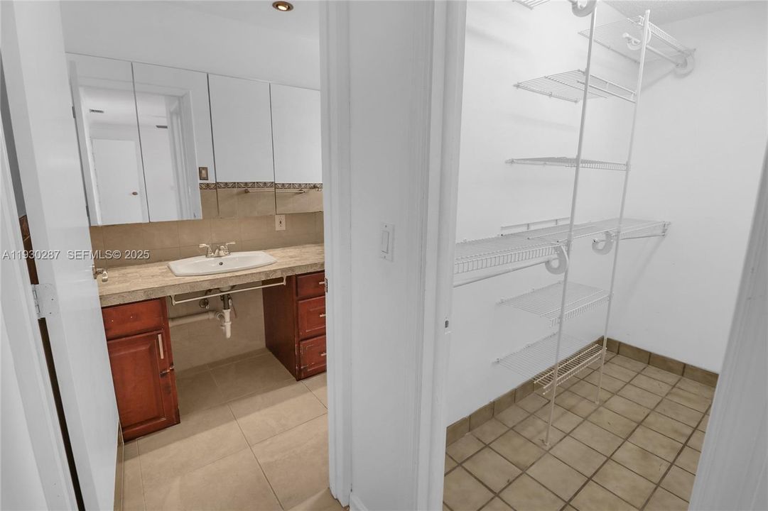 For Sale: $325,000 (2 beds, 2 baths, 1560 Square Feet)