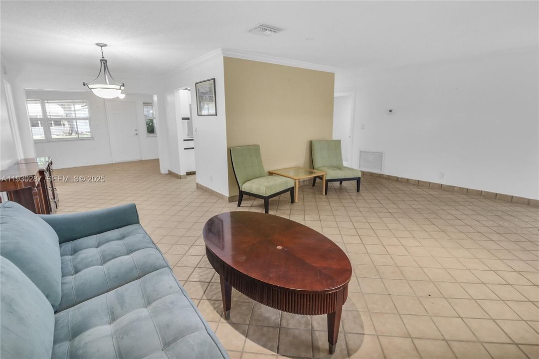 For Sale: $325,000 (2 beds, 2 baths, 1560 Square Feet)