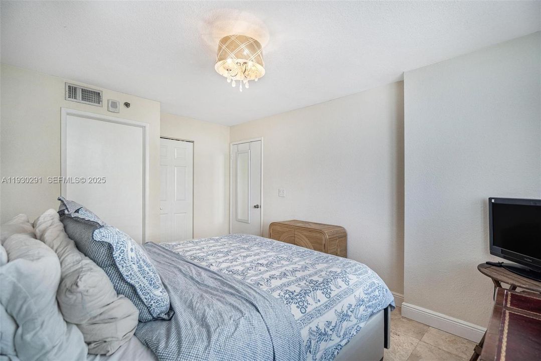 For Sale: $525,000 (2 beds, 2 baths, 968 Square Feet)