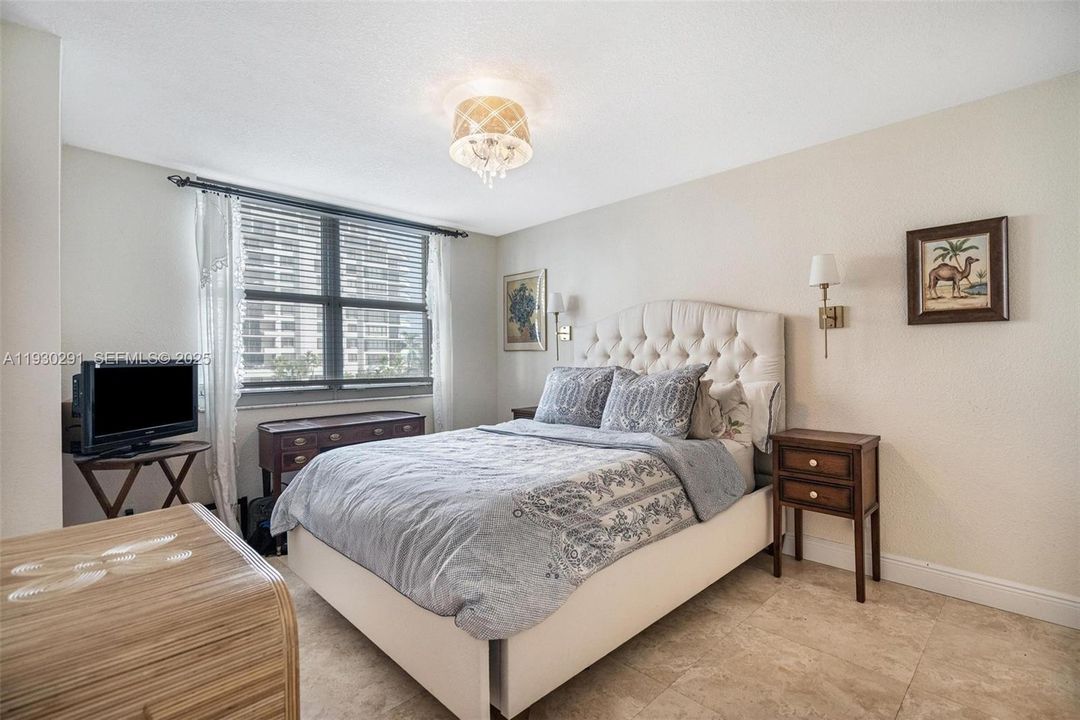 For Sale: $525,000 (2 beds, 2 baths, 968 Square Feet)