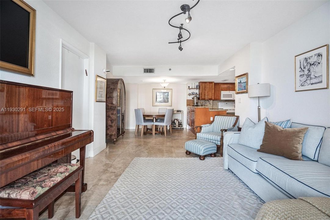 For Sale: $525,000 (2 beds, 2 baths, 968 Square Feet)