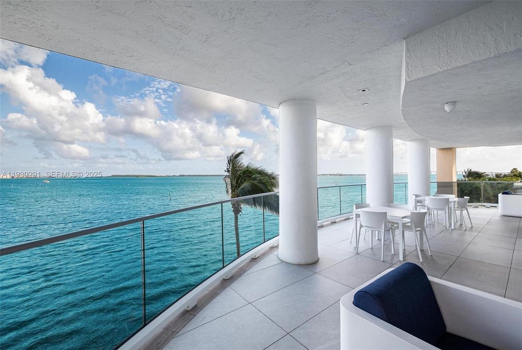 For Sale: $525,000 (2 beds, 2 baths, 968 Square Feet)