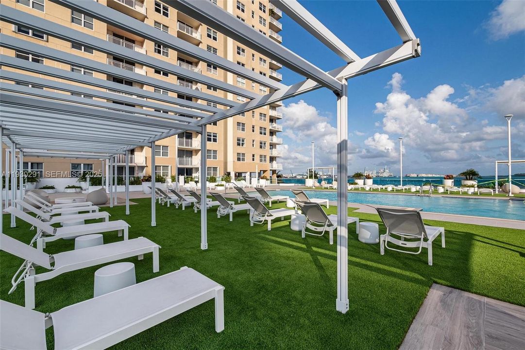 For Sale: $525,000 (2 beds, 2 baths, 968 Square Feet)