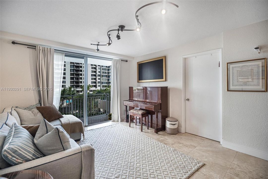 For Sale: $525,000 (2 beds, 2 baths, 968 Square Feet)