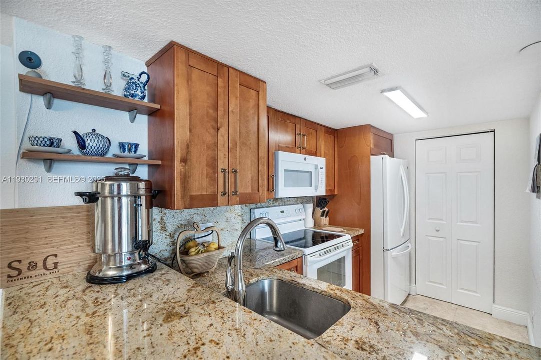 For Sale: $525,000 (2 beds, 2 baths, 968 Square Feet)