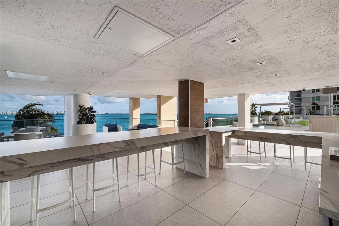 For Sale: $525,000 (2 beds, 2 baths, 968 Square Feet)