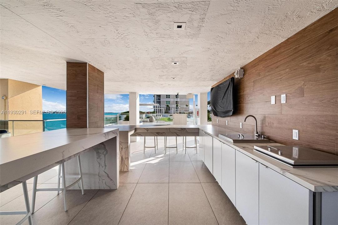 For Sale: $525,000 (2 beds, 2 baths, 968 Square Feet)