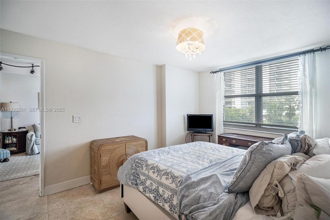 For Sale: $525,000 (2 beds, 2 baths, 968 Square Feet)